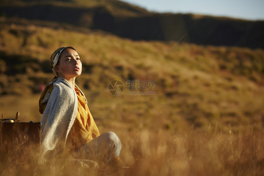 野生荒地三十几岁旅游玩耍的女人图片