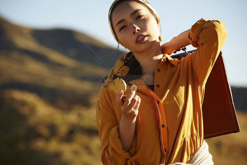 草原上流浪的女人图片