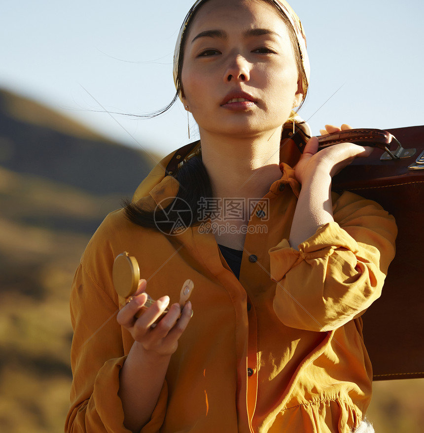 绝妙站立流浪的女人图片