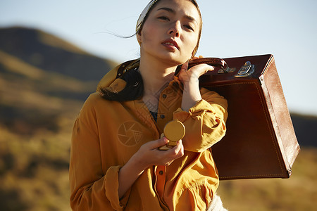 旅途亚洲站立流浪的女人图片