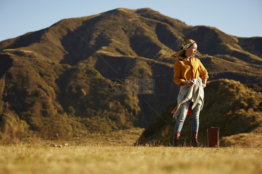 草原上旅游的女人图片