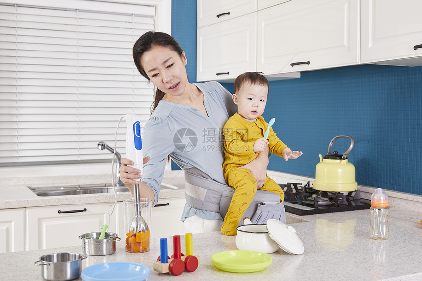 居家玩耍的婴儿小朋友图片