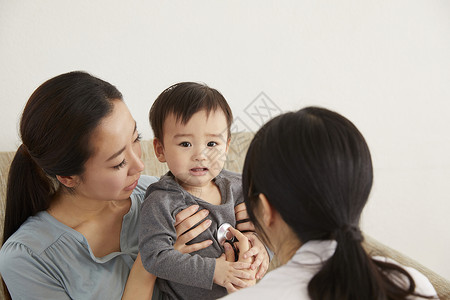 母亲给可爱的婴儿看病图片