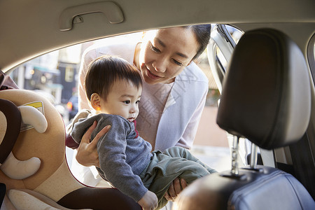 妈妈给宝宝整理安全座椅图片