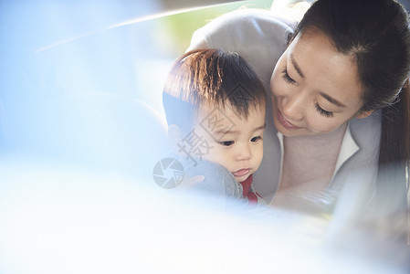 在内韩国亚洲人妈妈儿子婴儿汽车座椅韩语图片