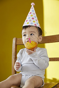 可爱婴儿过生日吃蛋糕图片