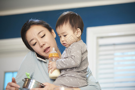 年轻妈妈居家带宝宝图片