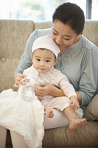 熊抱坐沙发母亲儿子婴儿韩国人图片