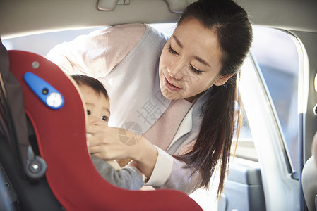 爱亚洲人生活妈妈儿子婴儿汽车座椅韩语图片