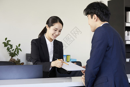 接待处的前台女子微笑服务登记图片