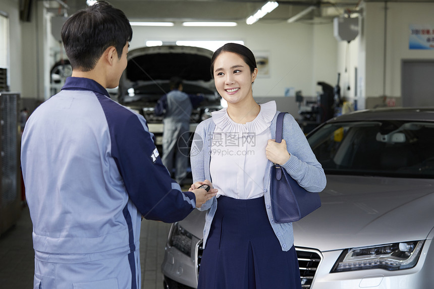 顾客来汽车修理店修车图片