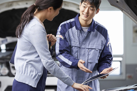 女顾客来洗车修理店修车韩国人高清图片素材