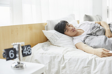 前视图床躺下年轻人生活住房韩国人图片