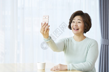 强烈的感情自动照相机桌子中年母亲家庭主妇活着韩国人图片