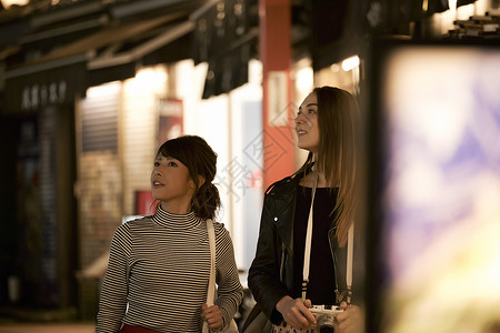 外国女性和日本女性在晚上观光东京美丽高清图片素材
