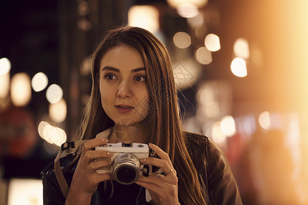 夜晚街头手拿相机的女生女人高清图片素材
