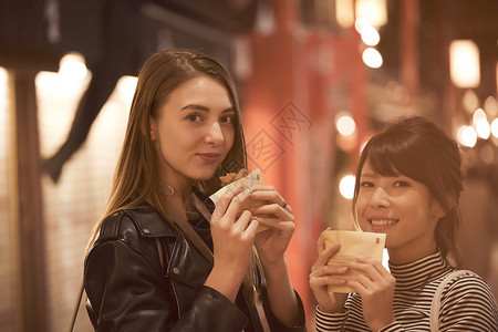 晚上吃小吃的朋友图片