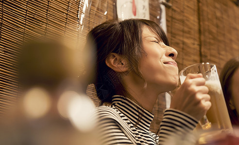 酒馆喝酒的女孩图片