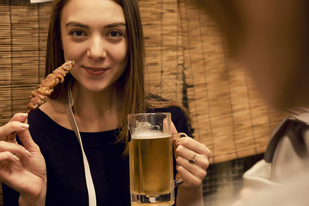 酒馆外国人喝啤酒图片