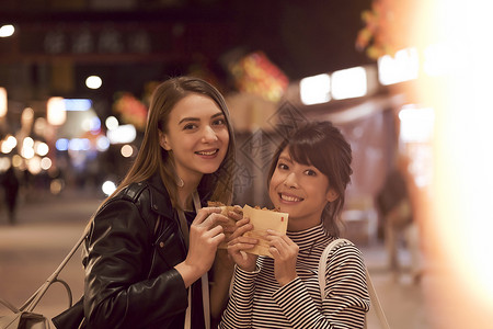 外国妇女和日本妇女在大街上观光图片