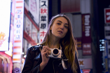 在东京晚上外国妇女观光拍摄街角高清图片素材