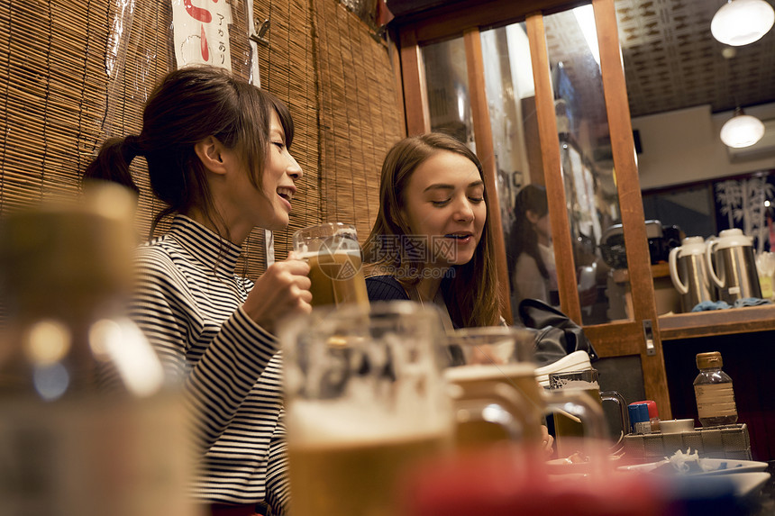 酒馆外国女人喝啤酒图片