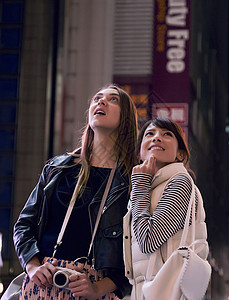 外国妇女和日本妇女观光东京在晚上双人高清图片素材