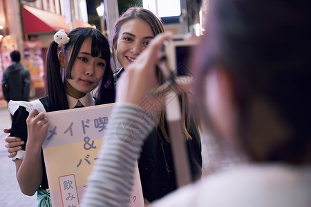外国妇女与女仆拍照东京旅游业高清图片素材