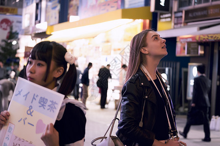 晚上东京的外国妇女观光高兴高清图片素材