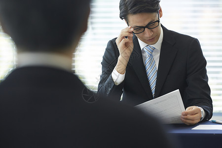 委员会商务面试男士室内高清图片素材