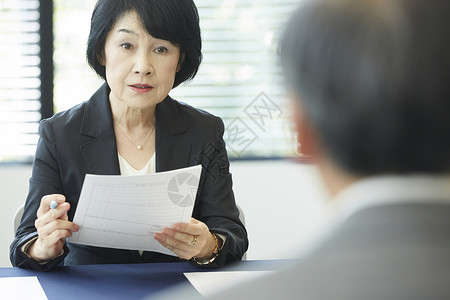 女面试官面试应聘者理事会高清图片素材