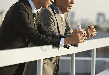 阳台上喝酒叙旧的老同事们放松的高清图片素材