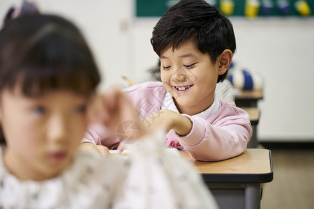 学校上课的小学生图片