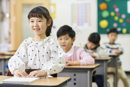 学校上课的小学生图片