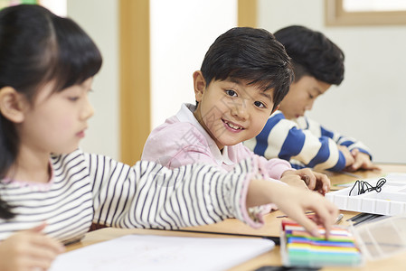 美术课上的小学生图片