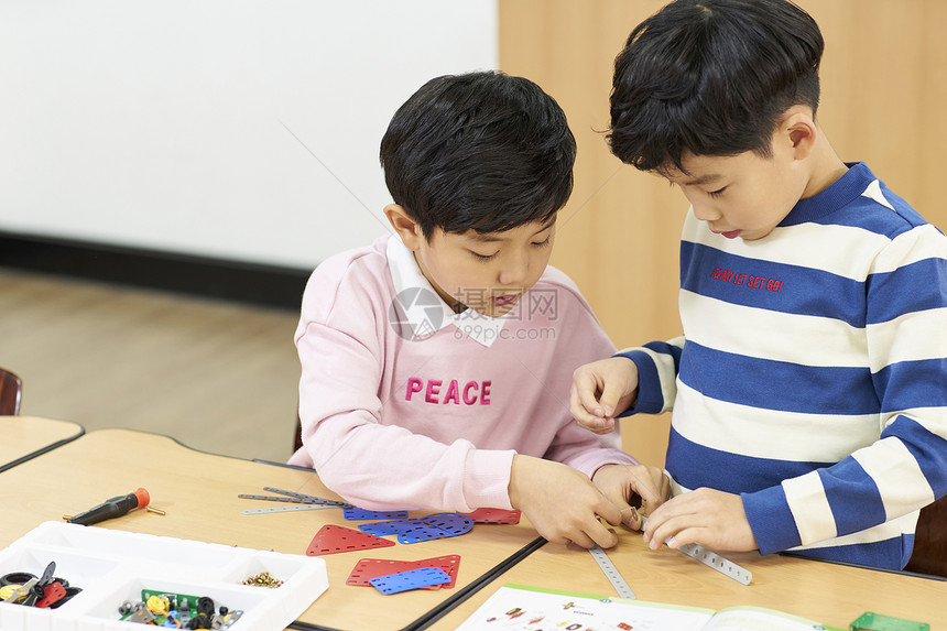 正在上手工课的小学生图片