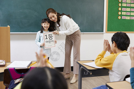 小学生上台回答图片