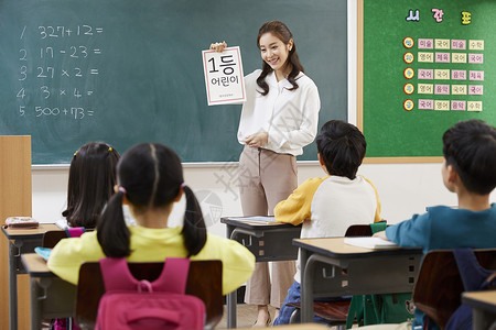 正在讲课的小学生老师图片