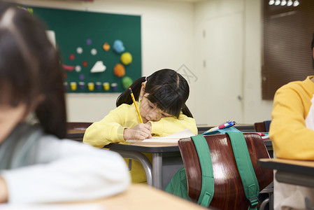 认真写字的小女孩图片