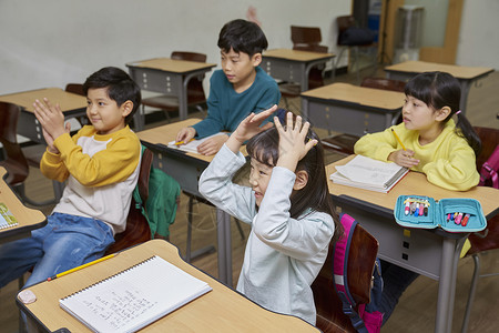 正在上课的小学生们图片