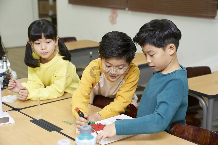 老师和学生在教室里玩耍做实验图片