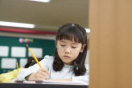 认真学习的小学生图片