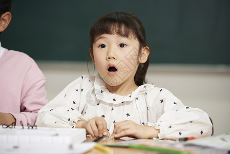 惊讶的小学生图片