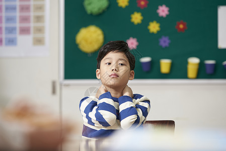 疲倦的小学生图片