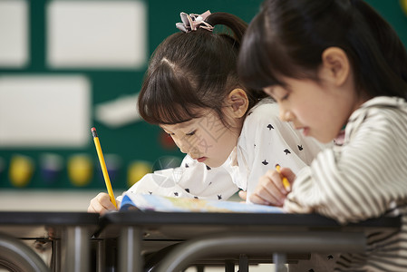 认真写作业的小学生图片