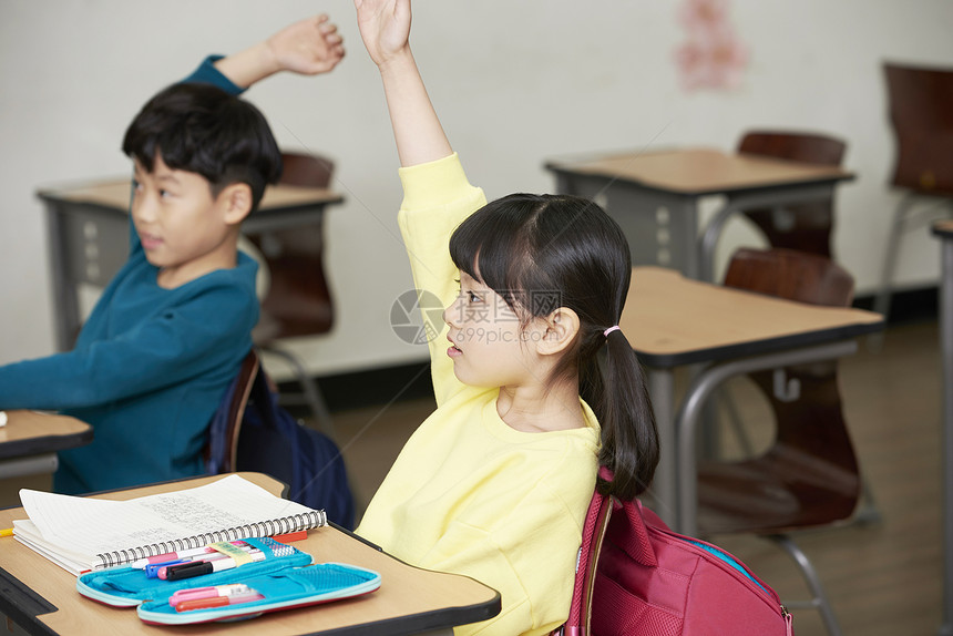 小学生积极举手发言图片