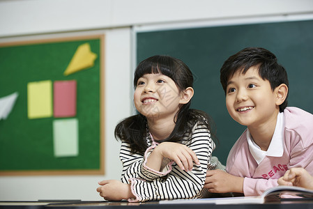 好奇心的小学生图片