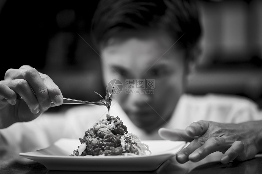 厨师在厨房里做饭图片