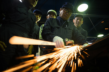 老师傅在工厂带实习生培训工人图片