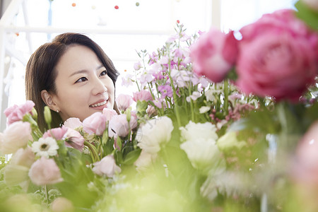 窗就职典礼一束花花店年轻女子韩国人图片